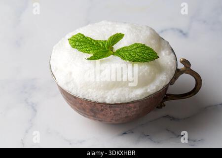 Tasse de verre de boisson traditionnelle turque ayran , kéfir ou babeurre à base de yaourt, nourriture saine Banque D'Images