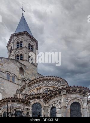 Clermont-Ferrand, France - 10 24 2025 : Basilique notre-Dame du Port. Vue panoramique sur la basilique catholique romane restaurée du XIIe siècle ornée Banque D'Images
