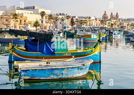 Port de pêche de Marsaxlokk, tôt le matin Marsaxlokk, Malte, Europe Banque D'Images