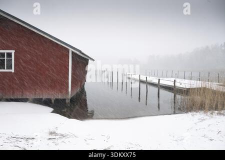 Hangar à bateaux et jetée, neige fraîche, neige soufflante, corpo ou corpope, archipel du sud-ouest, Finlande Banque D'Images