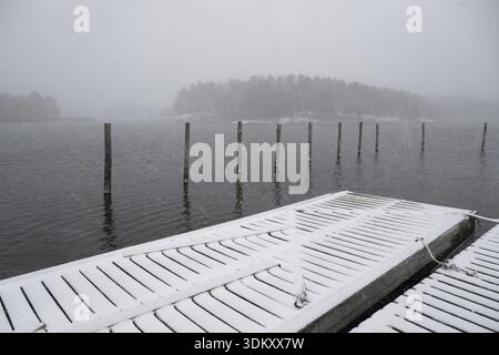 Passerelle enneigée, neige fraîche, neige soufflante, Korpo ou Korppo, archipel du sud-ouest, Finlande Banque D'Images