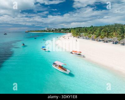 Bateaux, belle plage tropicale avec mer turquoise et sable blanc Banque D'Images