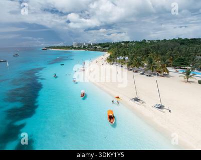 Bateaux, belle plage tropicale avec mer turquoise et sable blanc Banque D'Images