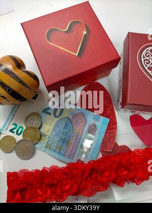 Photo symbolique montrant l'équilibre entre l'amour et l'argent pendant les célébrations de la Saint-Valentin. Banque D'Images
