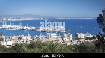 PALMA DE MAJORQUE, ESPAGNE - 18 MARS 2017 : vue sur Palma avec le ferry Trasmediterranea par une journée ensoleillée le 18 mars 2017 à Palma, Majorque, Espagne Banque D'Images