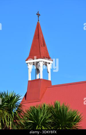 Clocher d'église en bois avec toit en fer rouge - architecture typique des premiers bâtiments néo-zélandais. Lieu : Auckland Nouvelle-Zélande Banque D'Images