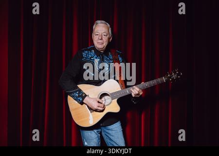 Le guitariste australien Tommy Emmanuel se produit en direct à Turin, avec portrait Banque D'Images