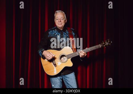 Le guitariste australien Tommy Emmanuel se produit en direct à Turin, avec portrait Banque D'Images