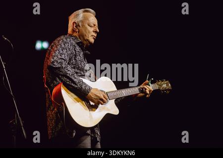 Le guitariste australien Tommy Emmanuel se produit en direct à Turin, avec portrait Banque D'Images