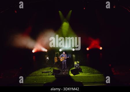 Le guitariste australien Tommy Emmanuel se produit en direct à Turin, avec portrait Banque D'Images