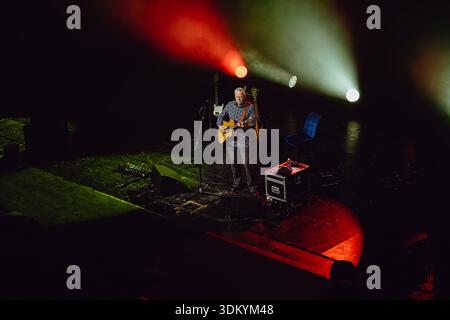 Le guitariste australien Tommy Emmanuel se produit en direct à Turin, avec portrait Banque D'Images
