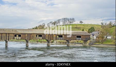 Pont du Rhin de Diessenhofen à Thurgau en Suisse à Gailingen dans le Bade-Wuertemberg en Allemagne. Rive droite du Rhin avec frontière Gailingen Banque D'Images