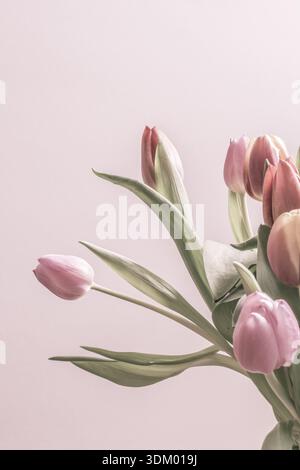 Groupe de tulipes vintage de couleur rose tendre. Image verticale avec espace de copie Banque D'Images