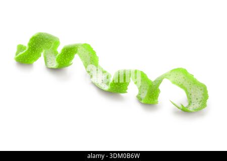 Zeste de citron vert isolé sur fond blanc, gros plan Banque D'Images