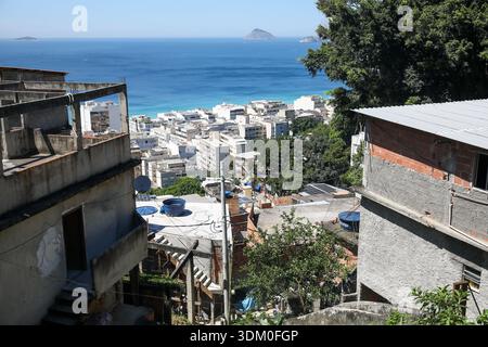 Rio de Janeiro, Brésil. 1er février 2026. L'océan Atlantique et Leme Beach sont vus depuis la favela de Babilônia à Rio de Janeiro. Crédit : SOPA images Limited/Alamy Live News Banque D'Images