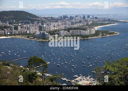 Rio de Janeiro, Brésil. 1er février 2026. Les quartiers Botafogo et Flamengo sont vus depuis le Morro da Babilônia à Rio de Janeiro. Crédit : SOPA images Limited/Alamy Live News Banque D'Images