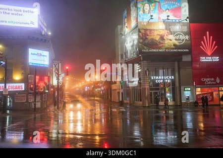 L'intersection de Clifton Hill et Victorian Ave la nuit après la pluie. Prise à Niagara Falls, Ontario, Canada, le 28 décembre 2025 Banque D'Images