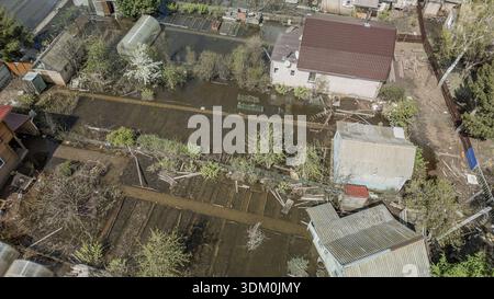 Images aériennes par drone d'une inondation massive de la ville avec des maisons et des rues submergées sous l'eau. Inondations urbaines causées par des conditions météorologiques extrêmes et de fortes pluies Banque D'Images
