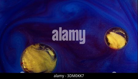 Bulles vibrantes. Peinture huile eau. Bleu jaune violet couleur paillettes liquide ronde texture brillante fluide pétillant flottant sur fond flou abstrait. Banque D'Images