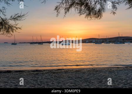Coucher de soleil sur les bateaux dans la baie de Parikia, Parikia, île de Paros, Cyclades, Grèce Banque D'Images