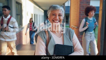 Femme mature, portrait et professeur avec confiance dans l'école pour l'enseignement supérieur ou l'apprentissage. Personne féminine, instructeur heureux ou professeur académique Banque D'Images