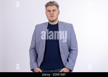 Homme en blazer bleu et pantalon debout droit Banque D'Images