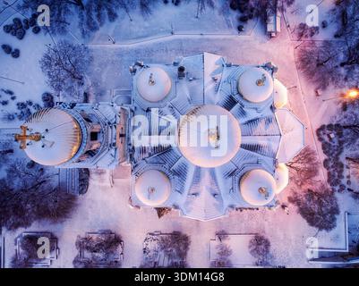 Vue aérienne de haut en bas de la cathédrale enneigée de l'Assomption avec Golden Domes skyline ville Varna, Bulgarie paysage d'hiver Banque D'Images
