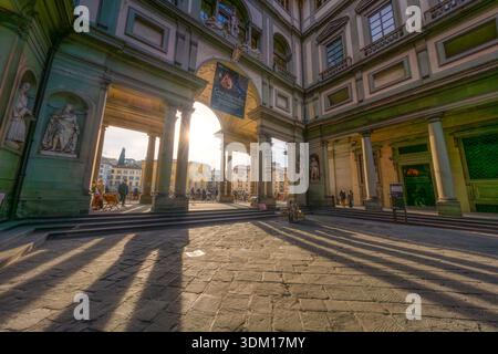FLORENCE, TOSCANE - ITALIE - 21 JANVIER 2026 - coucher de soleil sur la cour de la Galerie des Offices. Longues ombres sur le trottoir de pierre et la lumière du soleil Banque D'Images