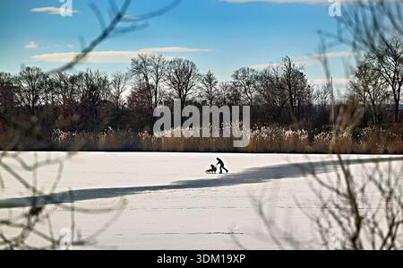 paysage hivernal romantique idyllique, patin à glace sur un lac gelé, deux personnes, ensemble, sports d'hiver, air frais Banque D'Images