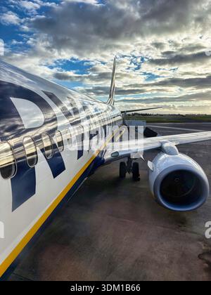 Ryanair Boeing 737 stationné sur l'aire de trafic de l'aéroport avec moteur à réaction et aile visibles Banque D'Images