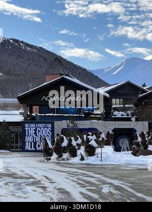Livigno, Italie – 2 février 2026 : centre sportif et de bien-être Aquagranda entouré par un paysage alpin enneigé à Livigno Banque D'Images