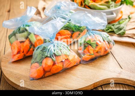 Assortiment de légumes frais préparés et emballés pour la congélation, la conservation et le concept de préparation des repas Banque D'Images