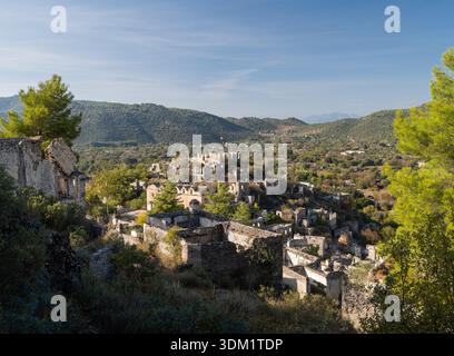 Un ancien village grec près de Fethiye, connu sous le nom de Kayaköy ou Levissi. Muğla, Türkiye. Banque D'Images