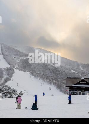 Vue atmosphérique des montagnes enneigées et des pistes de ski à Nagano, Japon sous un nuage dramatique Banque D'Images