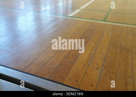 Un plancher en bois avec une bande verte. Le sol est vide et a un aspect brillant et poli Banque D'Images