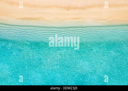 Plage radieuse bord de mer aérienne turquoise tranquille eau sereine sable gros plan magnifique abstrait vue de dessus paradis destination côtière texture de l'eau de l'océan Banque D'Images