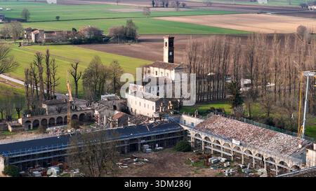 Vue aérienne de Corte Castiglione en cours de restauration, un domaine historique en Lombardie, Italie, connu comme le lieu de naissance de Baldassarre Castiglione Banque D'Images