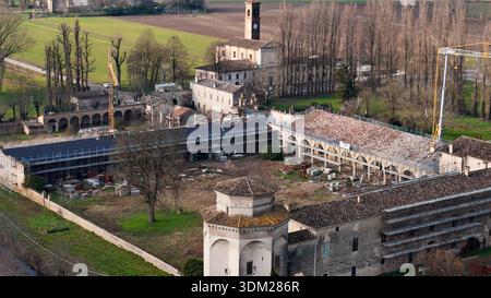 Vue aérienne de Corte Castiglione en cours de rénovation et de travaux de construction avec échafaudages et grues visibles Banque D'Images