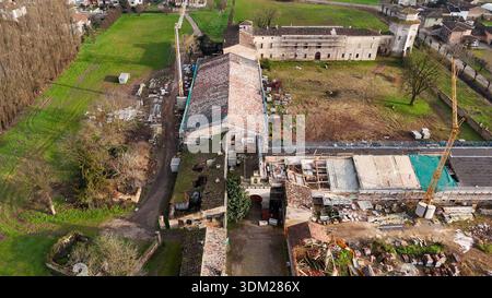 Vue aérienne de la Corte Castiglione historique en cours de rénovation et de travaux de construction Banque D'Images