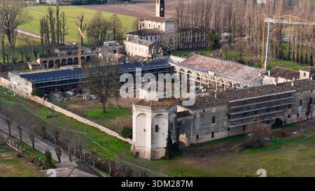Vue aérienne de Corte Castiglione, le lieu de naissance de Baldassarre Castiglione, en cours de restauration et de construction avec échafaudages Banque D'Images