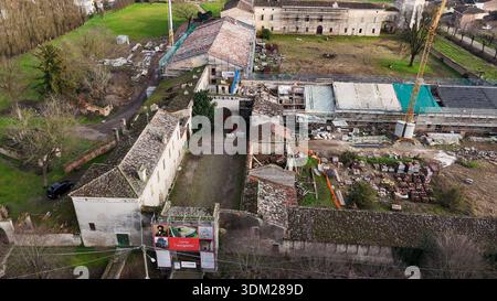 Vue aérienne de Corte Castiglione en cours de rénovation et de construction avec grues et échafaudages présents Banque D'Images