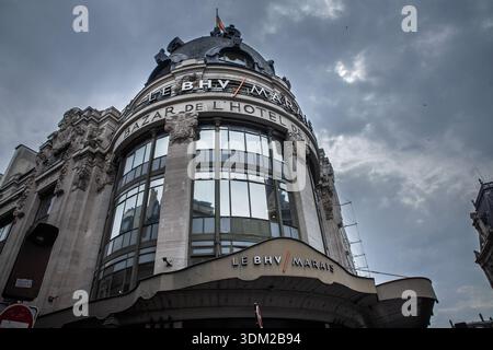 PARIS, FRANCE - 22 JUIN 2025 : vue en angle bas du BHV Marais à Paris, France, montrant la signalisation Bazar de l'Hôtel de ville, BHV est un département français Banque D'Images