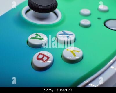 Macro gros plan des boutons colorés du contrôleur de jeu et du joystick analogique. Fond de technologie de jeu moderne pour esports, jeux vidéo, divertissement et Banque D'Images
