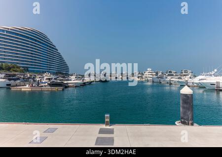Dubaï, Émirats arabes Unis - 28 octobre 2025 : marina de luxe à Marsa Al Arab avec un bâtiment moderne incurvé en bord de mer de Dubaï Banque D'Images