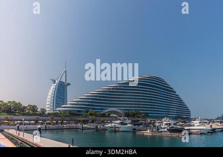 Dubaï, Émirats arabes Unis - 28 octobre 2025 : marina de luxe à Marsa Al Arab avec un bâtiment moderne incurvé en bord de mer de Dubaï Banque D'Images