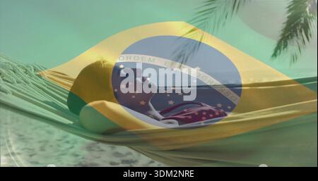 Femme couchée portant un haut de maillot de bain rouge reposant dans un hamac à la plage, avec recouvrement de drapeau brésilien Banque D'Images