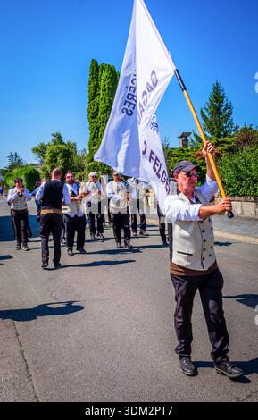 Orne, France, 24 août 2025, vue de Bagad Bro Felger, un groupe musical breton lors d'une Comice agricole, un village fête dans Passais Village Banque D'Images