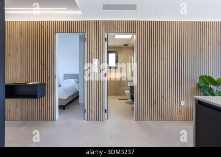 Plan intérieur avec couloir épuré avec entrée dans la salle de bains et la chambre Banque D'Images