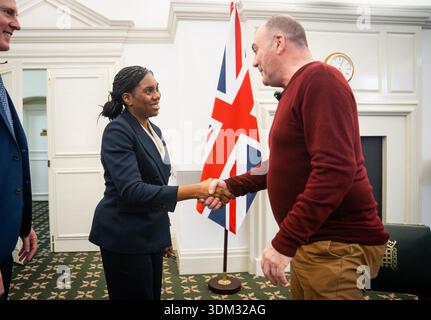 Former bus driver Mark Hehir (right) meets Conservative Party leader Kemi Badenoch in the House of Commons, London. Mr Hehir was sacked after he chased down a thief to return a passenger's stolen necklace before knocking them out in self-defence when they returned. Picture date: Tuesday February 3, 2026. Banque D'Images