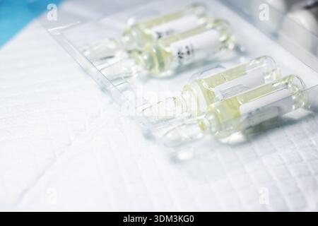 gros plan sur les ampoules dans la scène de contrôle qualité de la pharmacie sous blister montrant plusieurs petites ampoules avec un liquide transparent Banque D'Images